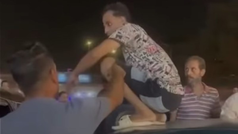 وقف فوق السيارة.. سائق توك توك يعتدي على مسن وأسرته