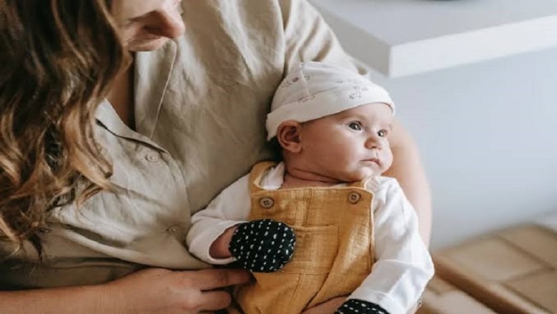 بعد انخفاض الحرارة.. 5 أخطاء تزيد فرص إصابة الطفل بالبرد