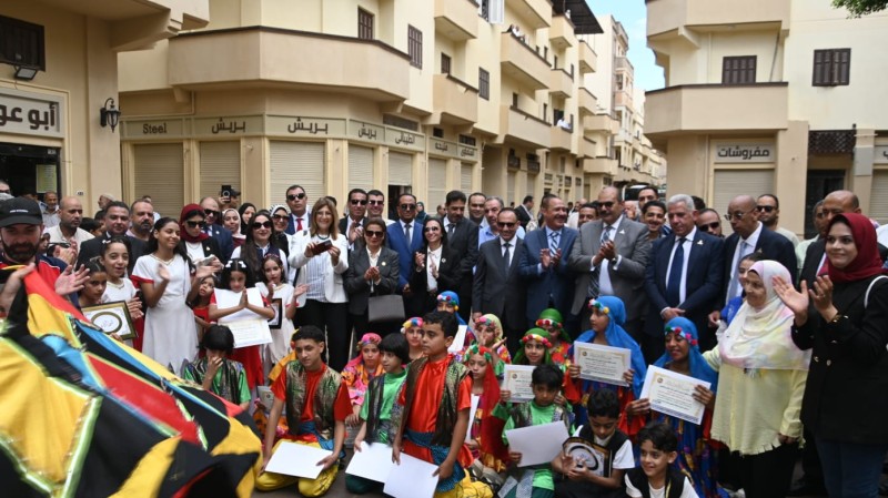 في أجواء احتفالية بعيدها القومي.. محافظ البحيرة تتجول بشوارع رشيد التاريخية