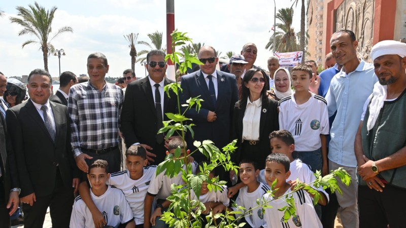 في عيد البحيرة القومي الـ219.. محافظ البحيرة تدشن من مدينة رشيد أولى فعاليات مبادرة «معًا نزرع»