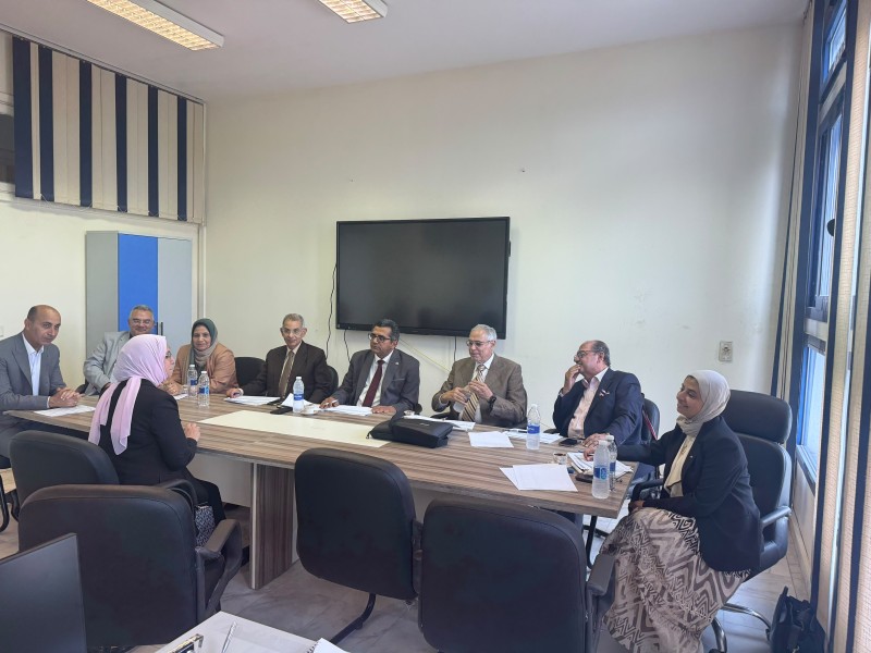 رئيس جامعة دمنهور يشهد لجنة المقابلات الشخصية للمتقدمين لشغل وظائف أعضاء هيئة التدريس بكلية الطب