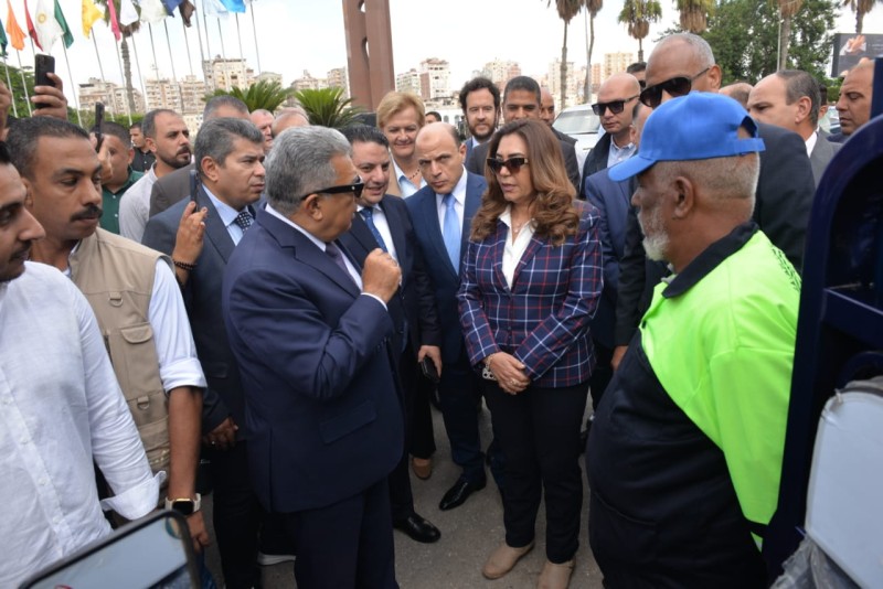 وزيرة التنمية المحلية والبيئة ومحافظ الدقهلية يتفقدان معدات دعم منظومة النظافة والجمع السكني بالمنصورة و أتوبيسات ”مواصلات المنصورة” ذات الخدمة ”VIP”