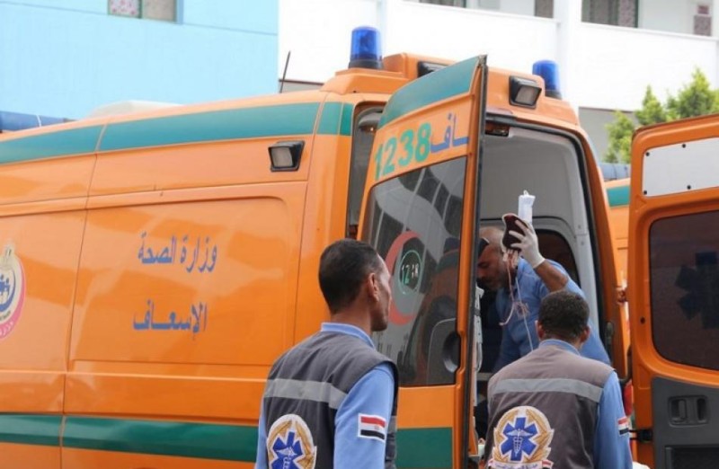 إصابة شخص صدمته سيارة مسرعة أثناء عبوره الطريق في الهرم