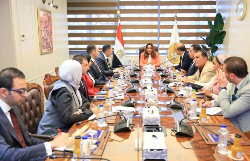وزيرة التنمية المحلية والبيئة تتابع مع محافظ دمياط الوضع الراهن لمنظومة المخلفات الصلبة بالمحافظة
