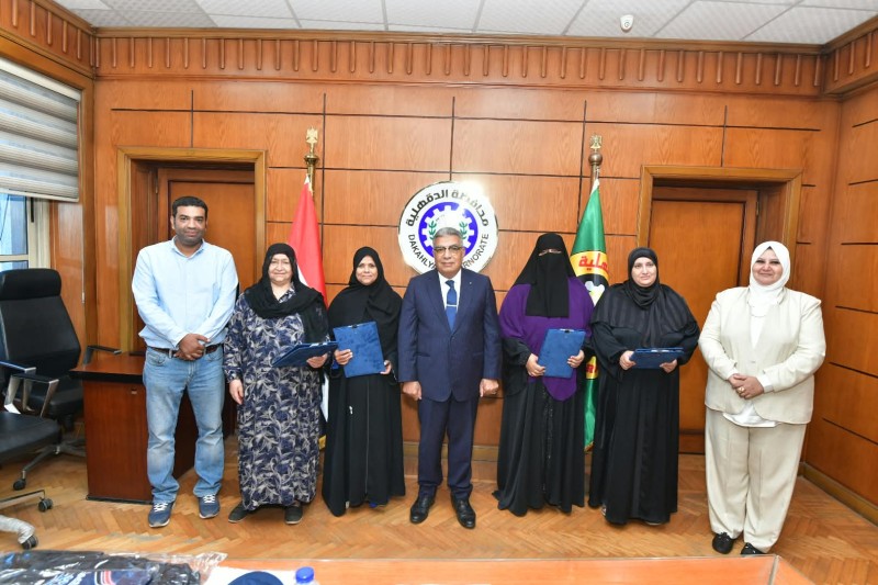 محافظ الدقهلية يستقبل عددًا من المعتمرين ويوزع 5 رحلات عمرة على أبناء المحافظة الأولى بالرعاية