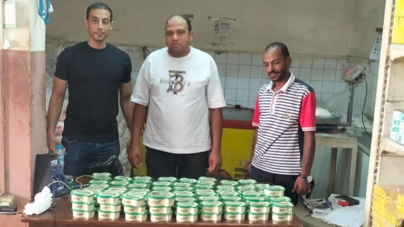 ضبط 99 علبة حلاوة منتهية الصلاحية و250 علبة سجائر مجهولة المصدر بأسواق الإسكندرية