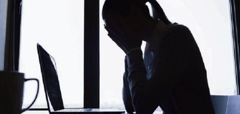 الحبس 4 سنوات وغرامة 200 ألف جنيه عقوبة التحرش الإلكتروني بالقانون