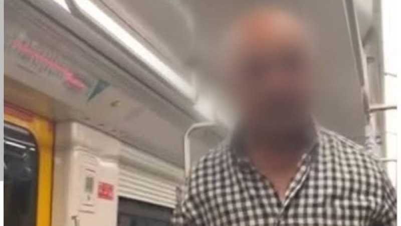 روحي شوفي لك عريس.. فتاة توثق مشادة مع مسن داخل المترو