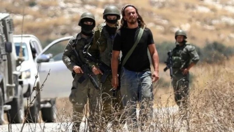 بحماية جيش الاحتلال.. مستوطنون يحرقون منزل عائلة فلسطينية بعد تهجيرها في نابلس