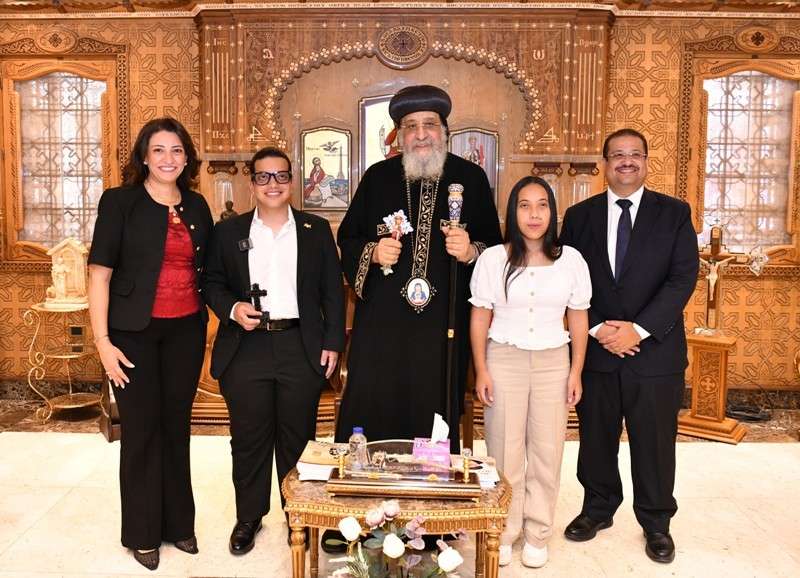 البابا تواضروس يستقبل مبتكر نظارة مساعدة المكفوفين (صور)