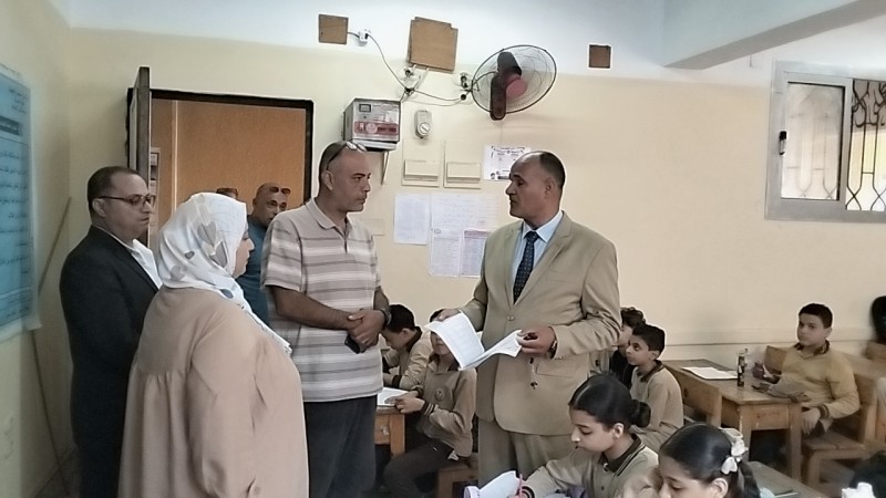 عبد الشافي يتابع انتظام الدراسة بمدارس إدارة شرق المنصورة التعليمية