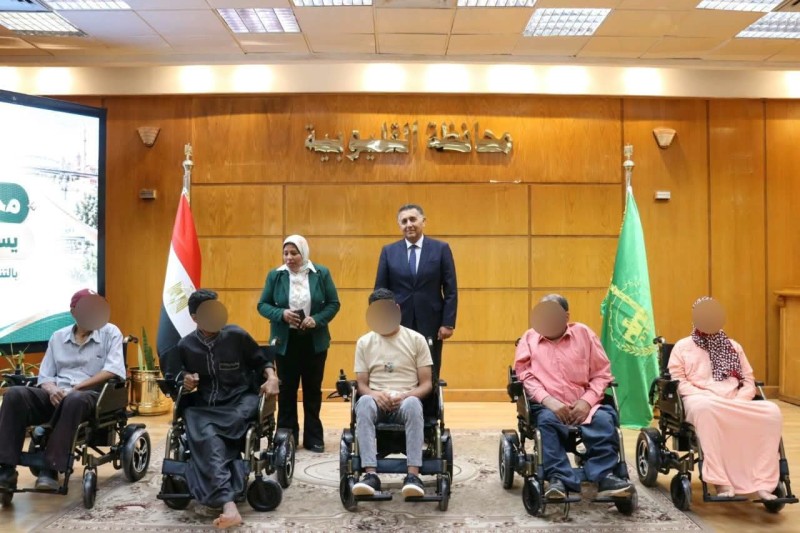 محافظ القليوبية يُسلِّم 5 كراسي كهربائية لذوي الهمم بالتنسيق مع مديرية التضامن الاجتماعي
