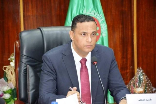 أبي تحت الشجرة