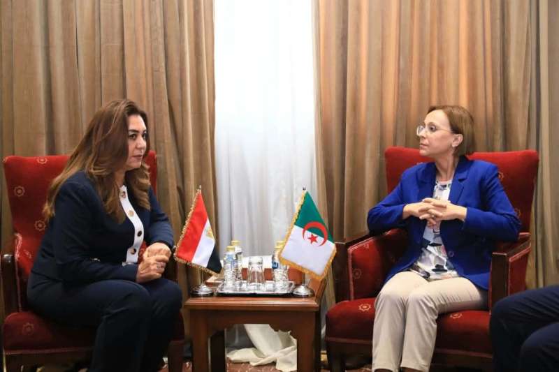 وزيرة التنمية المحلية والبيئة تبحث مع نظيرتها الجزائرية سُبل التعاون في مجالات إدارة المخلفات وحماية الطبيعة