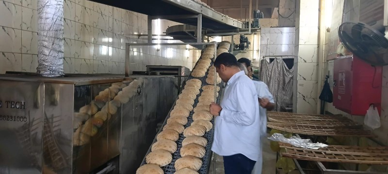 نائب المحافظ يتابع انتظام سير العمل بمخبز المحافظة الكبير ومنافذ بيع الخبز المدعم بمدينة المنصورة