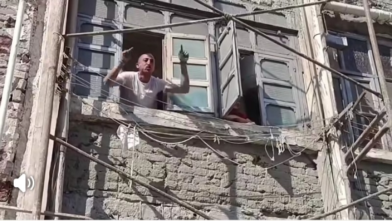 مواطن يستوقف محافظ بورسعيد من شرفة منزله أثناء جولته