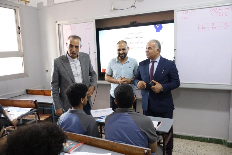 وكيل وزارة التعليم بالدقهلية يتابع انتظام الدراسة بمدرسة الشهيد أحمد إبراهيم موافي المتميزة للغات