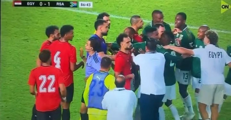 خناقة وخطأ كبير.. 7 مشاهد مثيرة من ودية مصر وجنوب إفريقيا