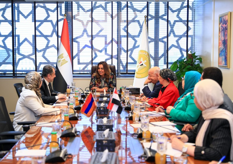 وزيرة التنمية المحلية والبيئة تبحث مع سفير أرمينيا بالقاهرة تعزيز التعاون في مجالات حماية الطبيعة وإدارة المخلفات وملفات الإدارة المحلية