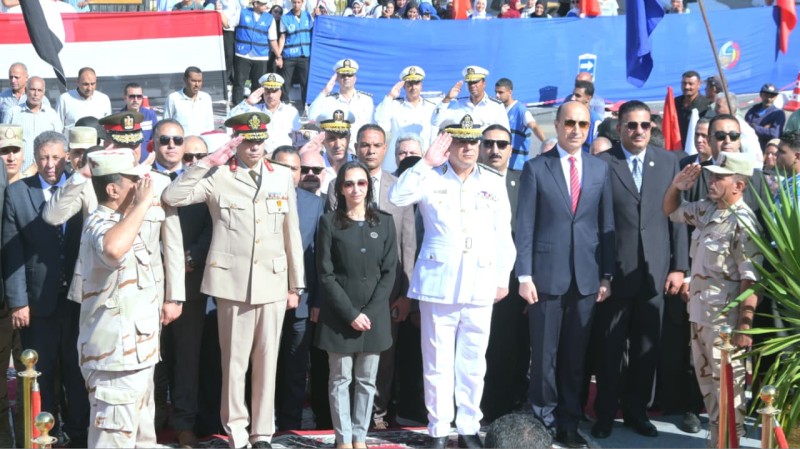 محافظ البحيرة وقائد الفرقة العاشرة ومدير الأمن يضعون إكليلًا من الزهور على النصب التذكاري للجندي المجهول بدمنهور