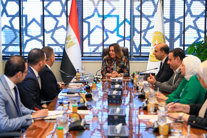 وزيرة التنمية المحلية والبيئة تبحث مع إحدى شركات القطاع الخاص أحدث الحلول والتطبيقات الرقمية لدعم تنفيذ المنظومة