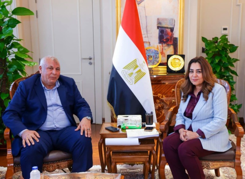 وزيرة التنمية المحلية والبيئة تتابع مع محافظ مطروح موقف تنفيذ مشروعات الخطة الاستثمارية