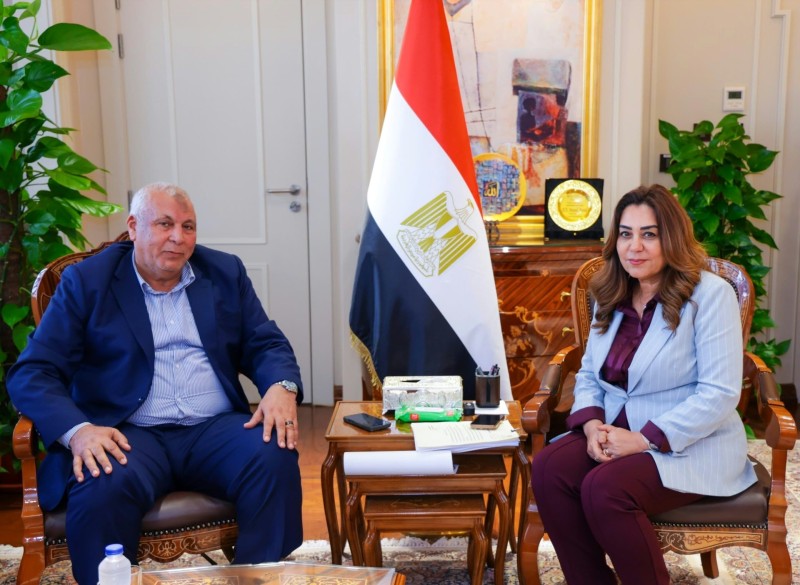 وزيرة التنمية المحلية والبيئة تتابع مع محافظ مطروح موقف تنفيذ مشروعات الخطة الاستثمارية وتطوير منظومة النظافة وإزالة التعديات وملفات التصالح والتقنين