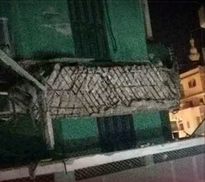 انهيار شرفة سكنية بدسوق ألحق أضرارًا بسيارة