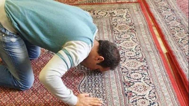هل يجوز تأخير الصلاة بسبب العمل؟