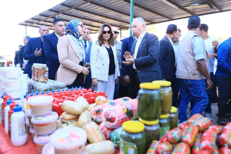 وزيرة التنمية المحلية والبيئة ومحافظ الوادي الجديد تتفقدان مبادرة خفض أسعار السلع الأساسية بمدينة الداخلة
