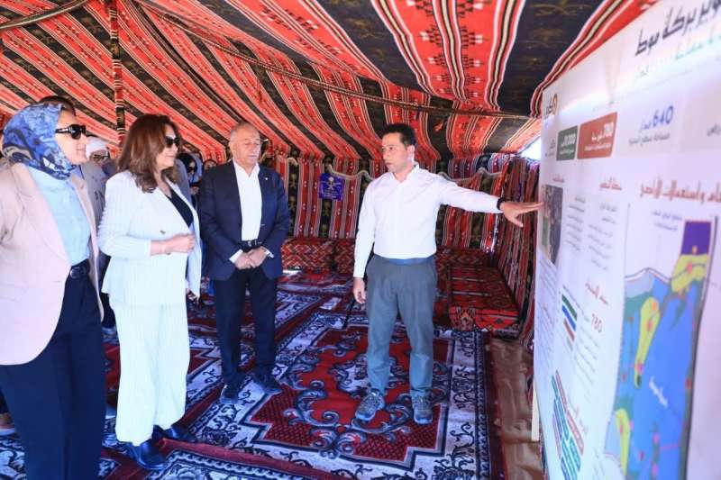 وزيرة التنمية المحلية والبيئة ومحافظ الوادي الجديد تتفقدان مبادرة خفض أسعار السلع الأساسية بمدينة الداخلة