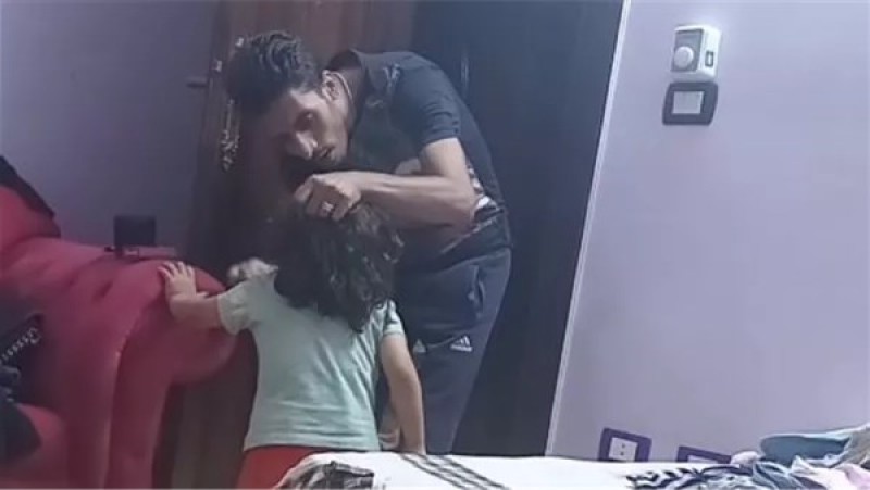 ”حد ينجدني من الشخص ده”.. فيديو صادم للاعتداء على طفلة يشعل الغضب