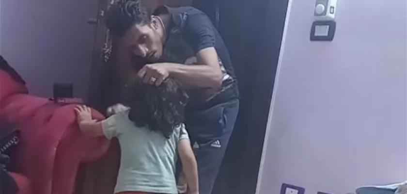 ”حد ينجدني من الشخص ده”.. فيديو صادم للاعتداء على طفلة يشعل الغضب
