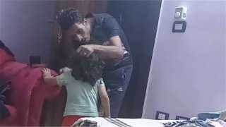 ”حد ينجدني من الشخص ده”.. فيديو صادم للاعتداء على طفلة يشعل الغضب