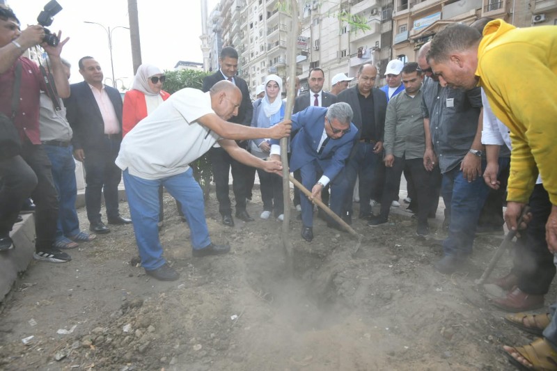 محافظ الدقهلية يزرع شجرة ويؤكد استمرار التوسع في المساحات الخضراء وتحسين جودة البيئة