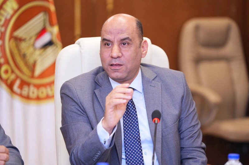 وزير العمل يصدر 5 قرارات تنفيذية لتعزيز منظومة السلامة والصحة المهنية وتأمين بيئة العمل
