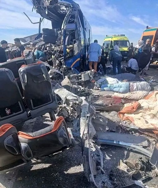 12 وفاة و30 مصابًا في حادث تصادم أتوبيس وسيارة نقل بطريق أسيوط الغربي
