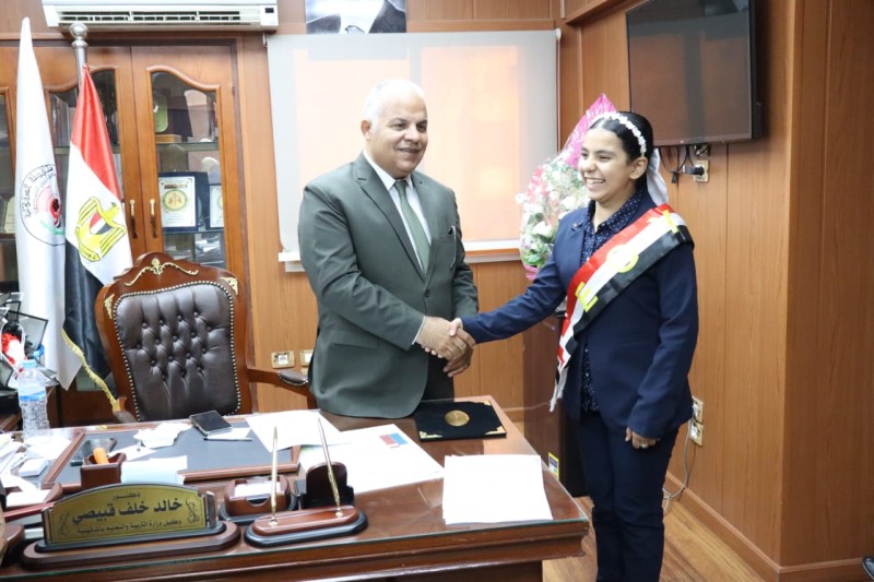 وكيل وزارة التعليم بالدقهلية يكرّم الطالبة بتول حسن محمد إبراهيم تقديرًا لموهبتها الشعرية الراقية وحسّها الوطني