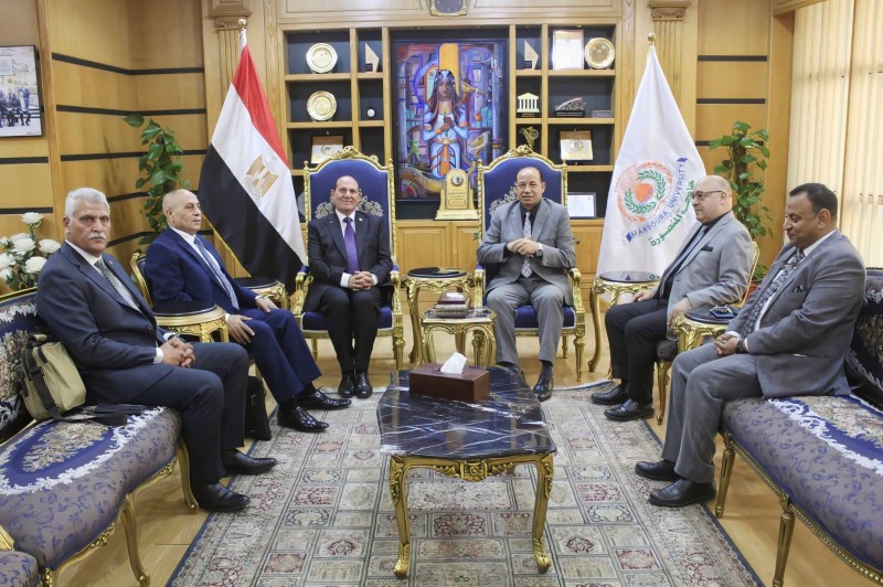 رئيس جامعة المنصورة استقبل خبراء عسكريين واستراتيجيين قبيل مشاركتهم في ندوة «حرب أكتوبر.. ملحمة على مر العصور» بكلية الآداب