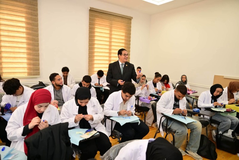 رئيس جامعة القاهرة في جولة ميدانية بالجامعة الأهلية والفرع الدولي