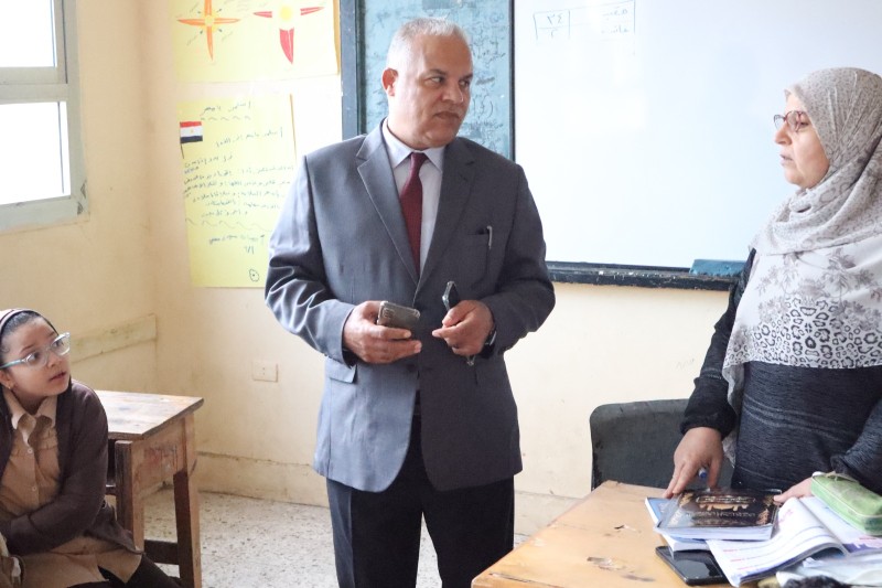 وكيل الوزارة يواصل جولاته الميدانية لمتابعة انتظام الدراسة بمدارس إدارة غرب المنصورة التعليمية