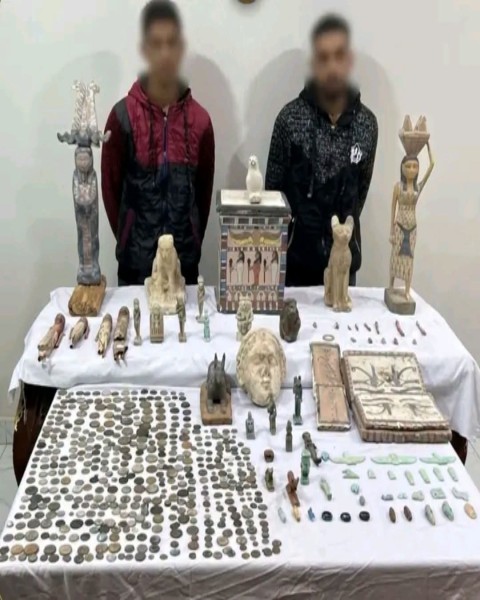 الداخلية تلقي القبض علي شخصين عقب فتحهم مقبرة آثار بالمنيا قبل تمكنهم من بيعها