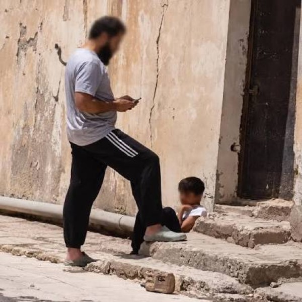 حقيقة الطفل المتسول في إيتاي البارود.. الأمن يفحص الصورة المتداولة ويعيد الطفل لأسرته