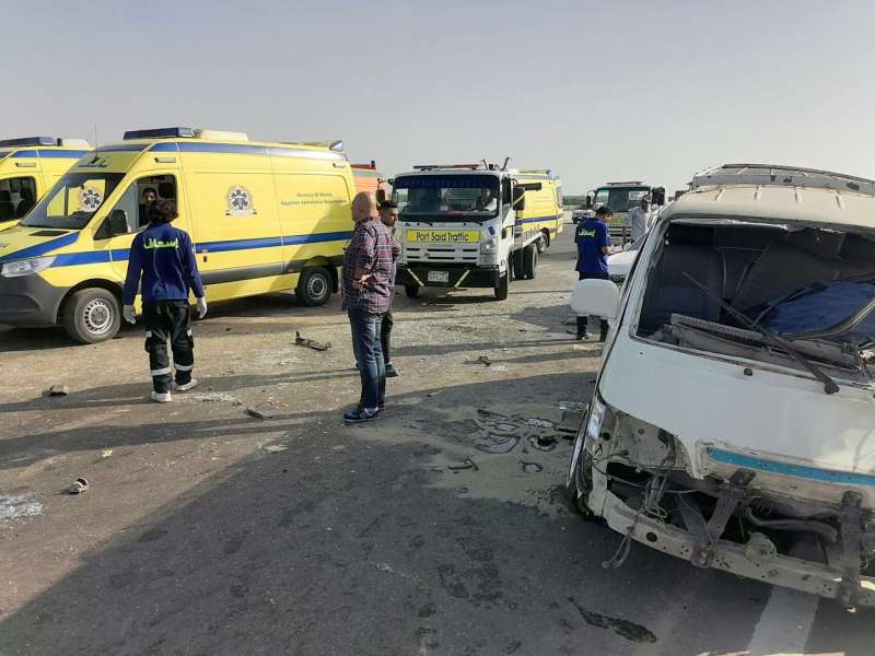 تصادم ميكروباص بسيارة ملاكي يتسبب في إصالة 13 شخصًا أمام بالبحيرة