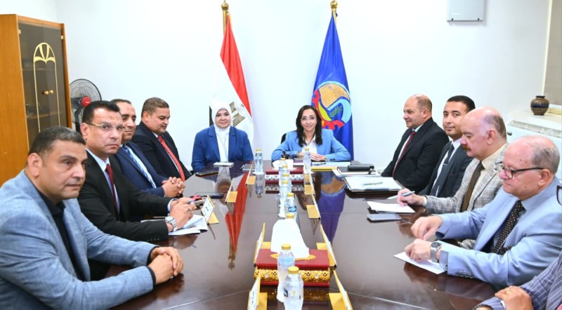 محافظ البحيرة تستقبل مساعد وزير الصناعة لبحوث وتطوير الصناعة لبحث آليات تنفيذ مبادرة «القرية المنتجة» بالمحافظة