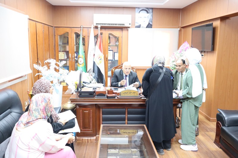 وكيل وزارة التعليم بالدقهلية يلتقي المعلمين وأولياء الأمور ويستمع إلى المشكلات ويفحص المطالب ويقدم الحلول