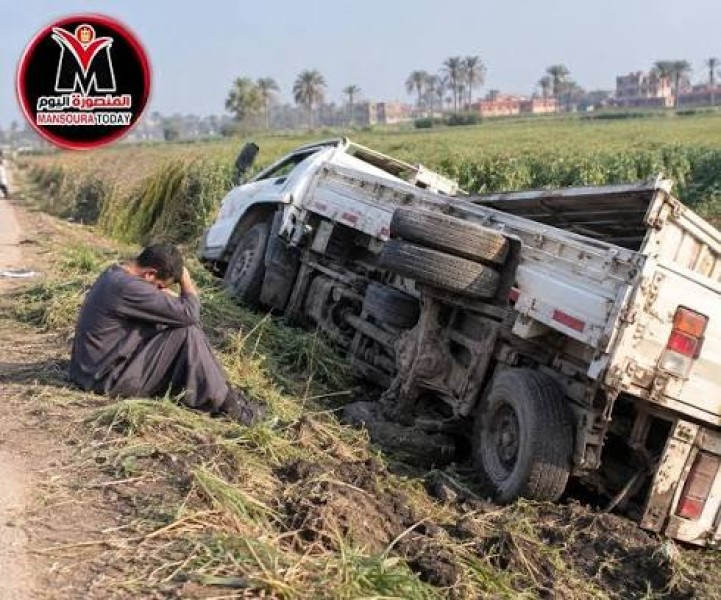انقلاب سيارة عمال على صحراوي البحيرة يصيب 13 شخصاً