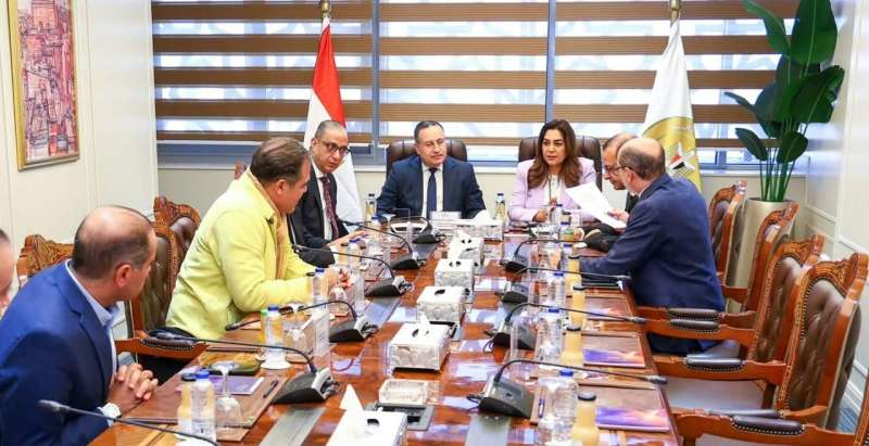 «التنمية المحلية» و«التعليم العالي» تتابعان خطوات إنشاء تمثال مجدي يعقوب بميدان الكيت كات
