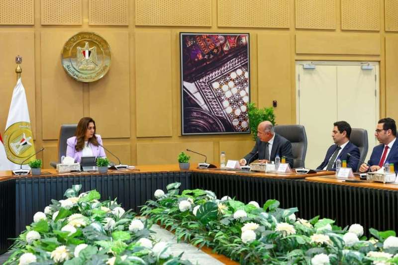وزيرة التنمية المحلية والبيئة تناقش الاستعدادات النهائية لمشاركة مصر في «COP31»