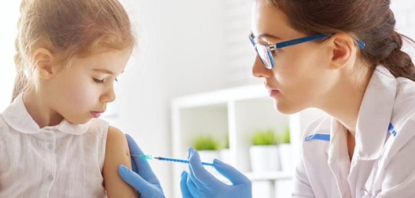 بعد تطعيم الحصبة الألمانية.. متى ترتفع حرارة الطفل والأعراض المتوقعة؟